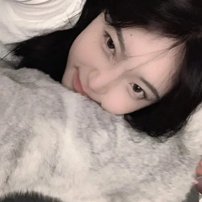 濠河边上的女人